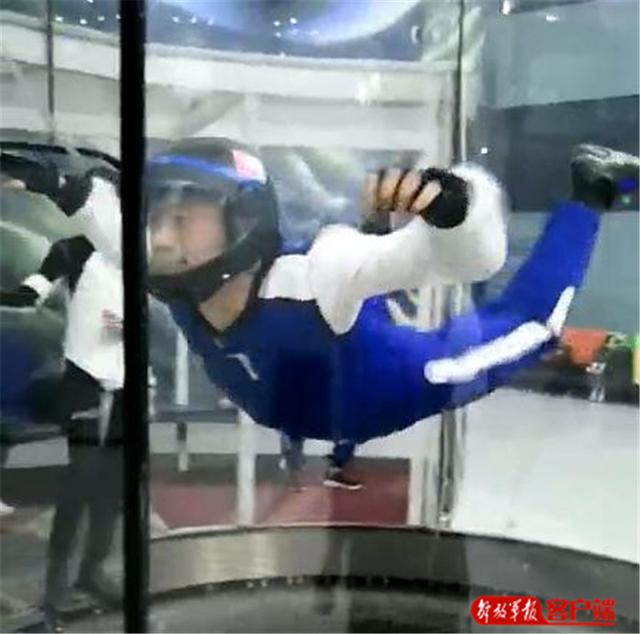 [中国军网]陆军特种作战学院10余名特战“武教头”数千米高空伞降实跳