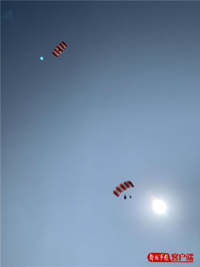 [中国军网]陆军特种作战学院10余名特战“武教头”数千米高空伞降实跳