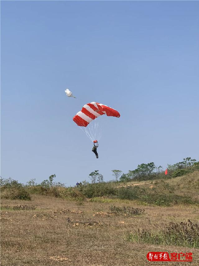[中国军网]陆军特种作战学院10余名特战“武教头”数千米高空伞降实跳