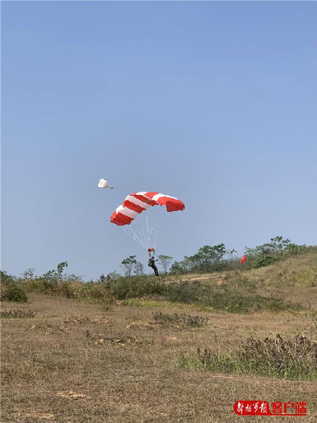 [中国军网]陆军特种作战学院10余名特战“武教头”数千米高空伞降实跳