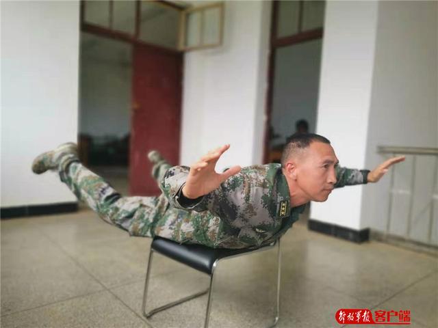 [中国军网]陆军特种作战学院10余名特战“武教头”数千米高空伞降实跳