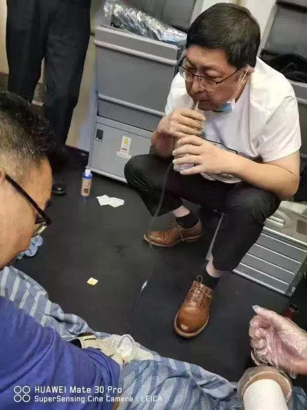新民晚报■医生飞机“吸尿救人”善举的另一面：航空公司是否失职？