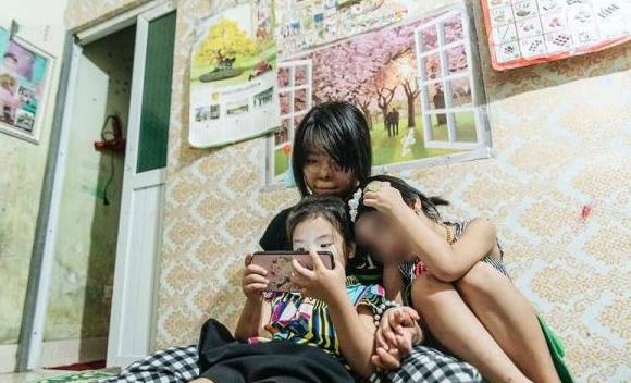 [光明网]女子提出离婚被丈夫烧毁容，如今经历16次手术称后悔结婚太早