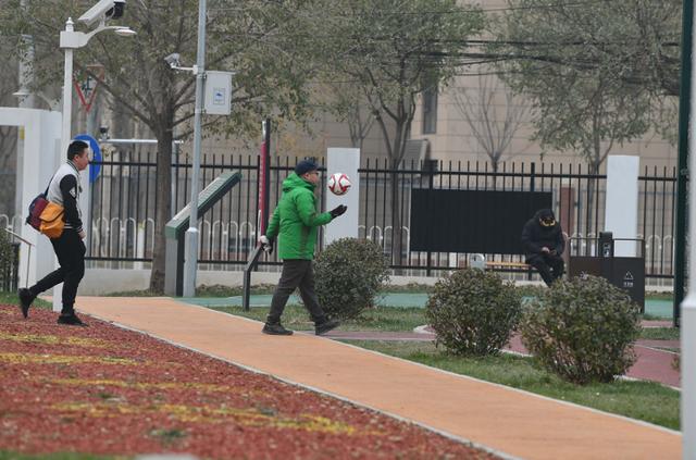 「北京日报客户端」四块球场开放，海淀拆违腾出一个体育公园