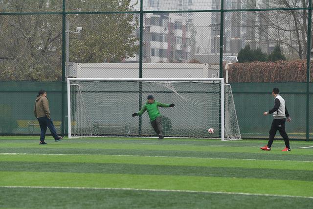 「北京日报客户端」四块球场开放，海淀拆违腾出一个体育公园