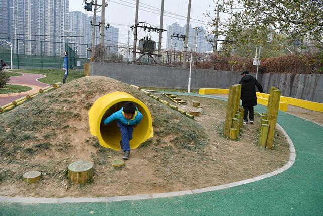 「北京日报客户端」四块球场开放，海淀拆违腾出一个体育公园