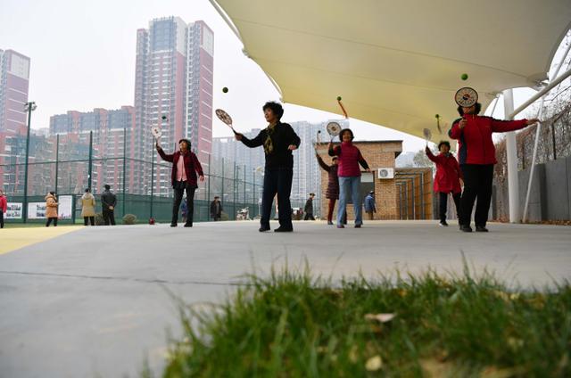 「北京日报客户端」四块球场开放，海淀拆违腾出一个体育公园