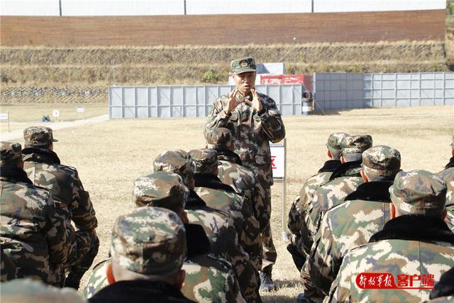 #中国军网#这个新兵很厉害，首次打靶就满环！好样的，新战友