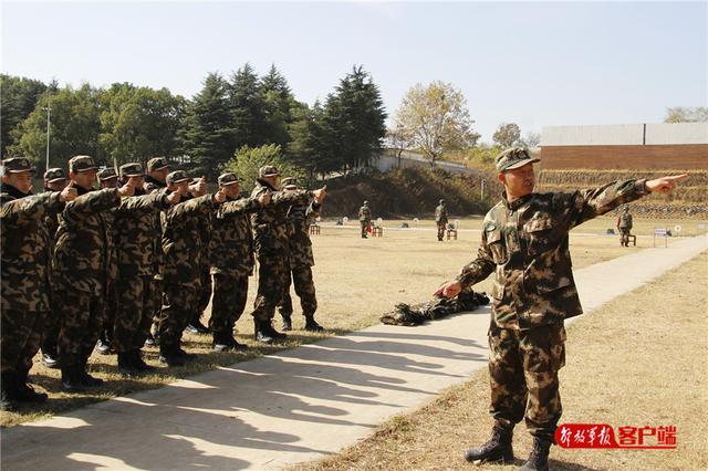 #中国军网#这个新兵很厉害，首次打靶就满环！好样的，新战友