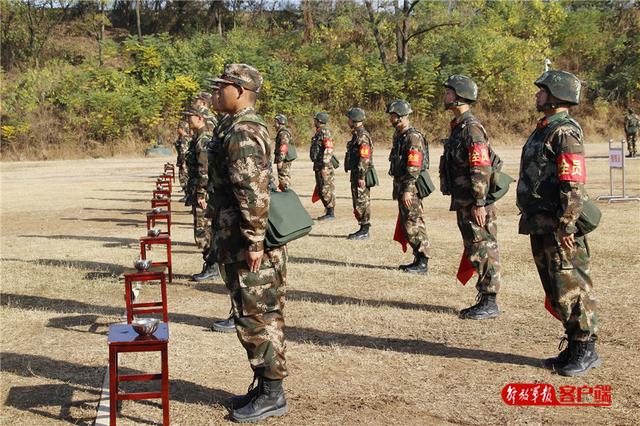 #中国军网#这个新兵很厉害，首次打靶就满环！好样的，新战友