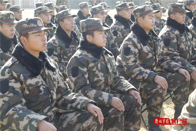 #中国军网#这个新兵很厉害，首次打靶就满环！好样的，新战友