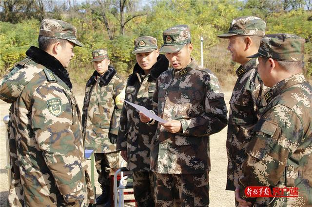 #中国军网#这个新兵很厉害，首次打靶就满环！好样的，新战友