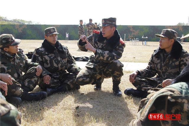 #中国军网#这个新兵很厉害，首次打靶就满环！好样的，新战友