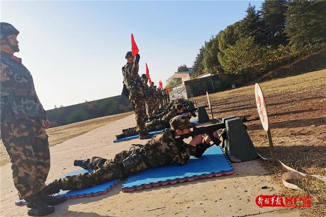 #中国军网#这个新兵很厉害，首次打靶就满环！好样的，新战友