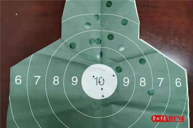 #中国军网#这个新兵很厉害，首次打靶就满环！好样的，新战友