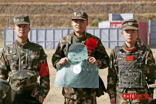 #中国军网#这个新兵很厉害，首次打靶就满环！好样的，新战友