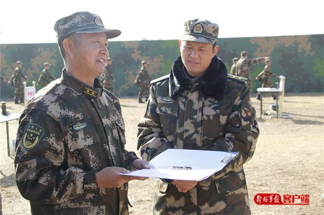 #中国军网#这个新兵很厉害，首次打靶就满环！好样的，新战友