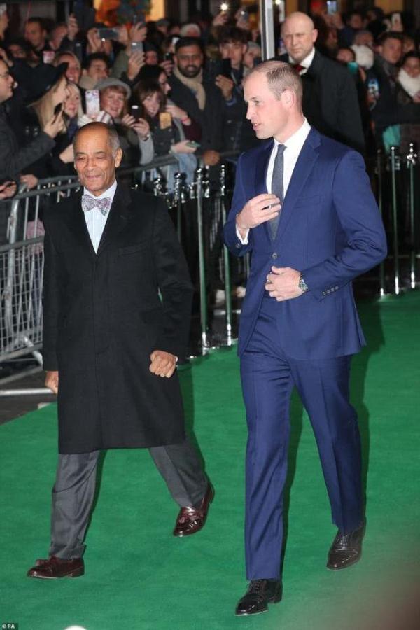 【光明网】威廉王子独自出席颁奖礼，高大帅气很耀眼，凯特王妃因孩子爽约