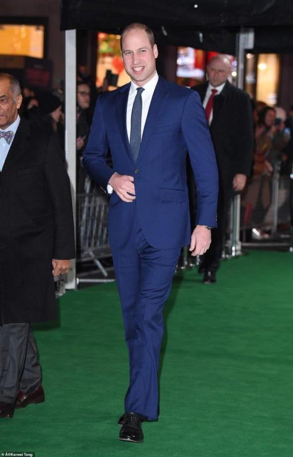 【光明网】威廉王子独自出席颁奖礼，高大帅气很耀眼，凯特王妃因孩子爽约