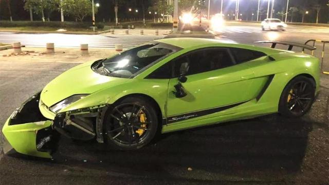 #环球网#司机撞烂300万兰博基尼走了！却被路人截住，要赔20万
