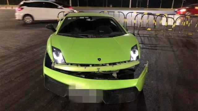 #环球网#司机撞烂300万兰博基尼走了！却被路人截住，要赔20万