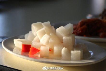 【光明网】兵哥哥囤大白菜也拉线标齐 网友：菜“站”得都比我军训队列齐