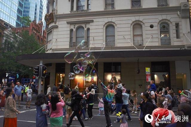 「人民网」火热街头派对拉开悉尼圣诞庆典帷幕