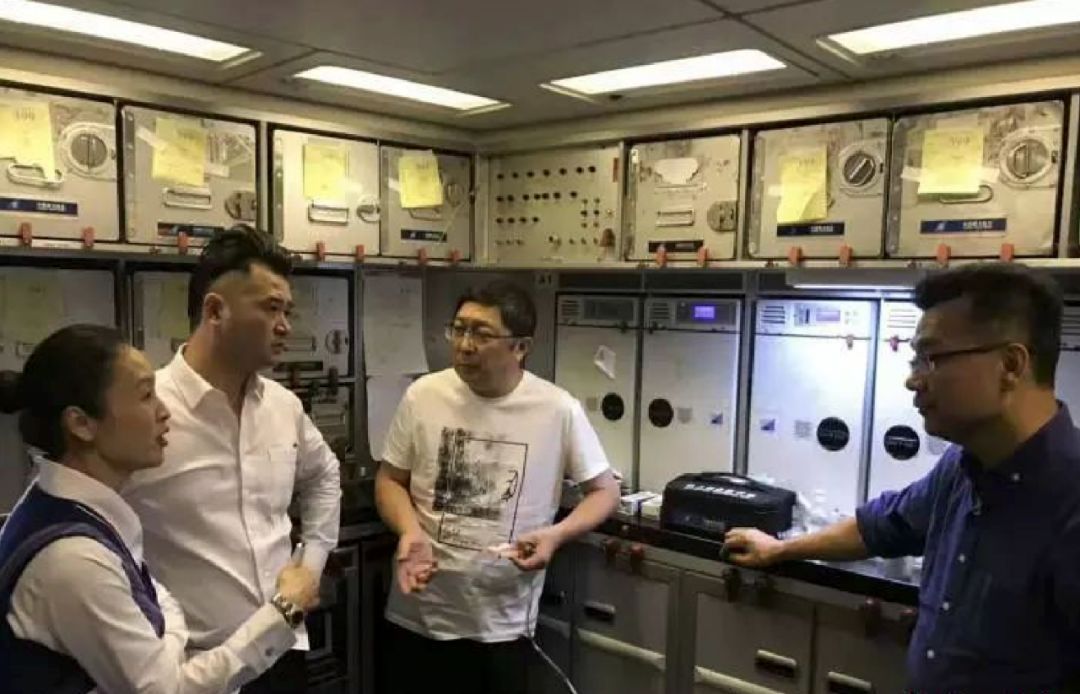 「参考消息」中国医生万米高空吸尿救人 海外网友：我的天啊
