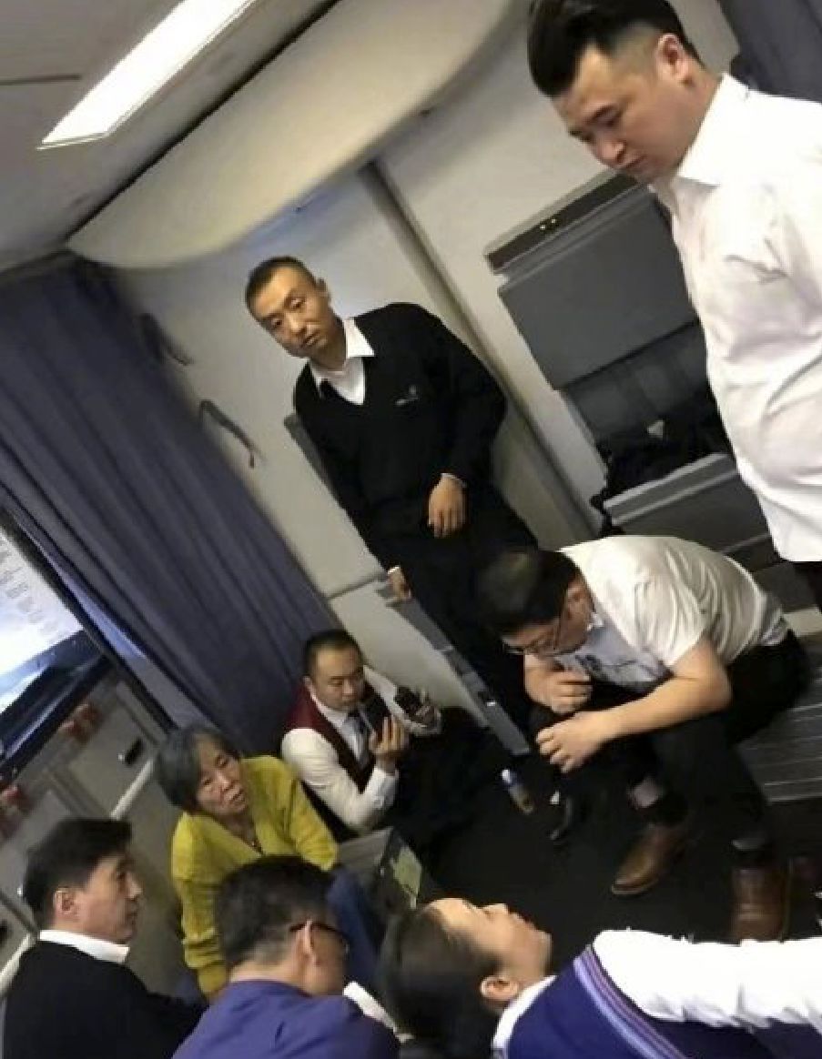 「参考消息」中国医生万米高空吸尿救人 海外网友：我的天啊