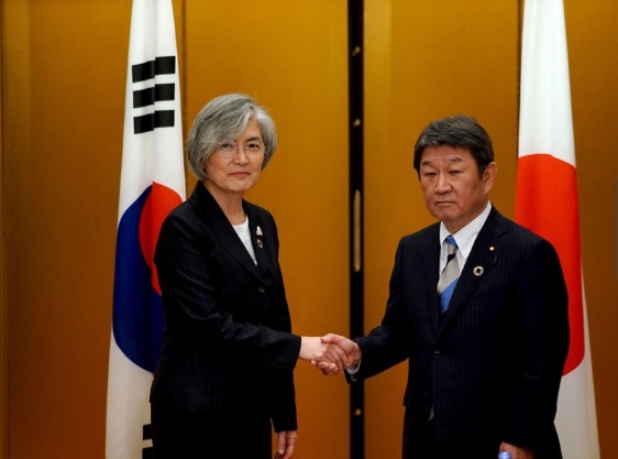 【海外网】推迟终止韩日军情协定后，日韩外长首次举行会面