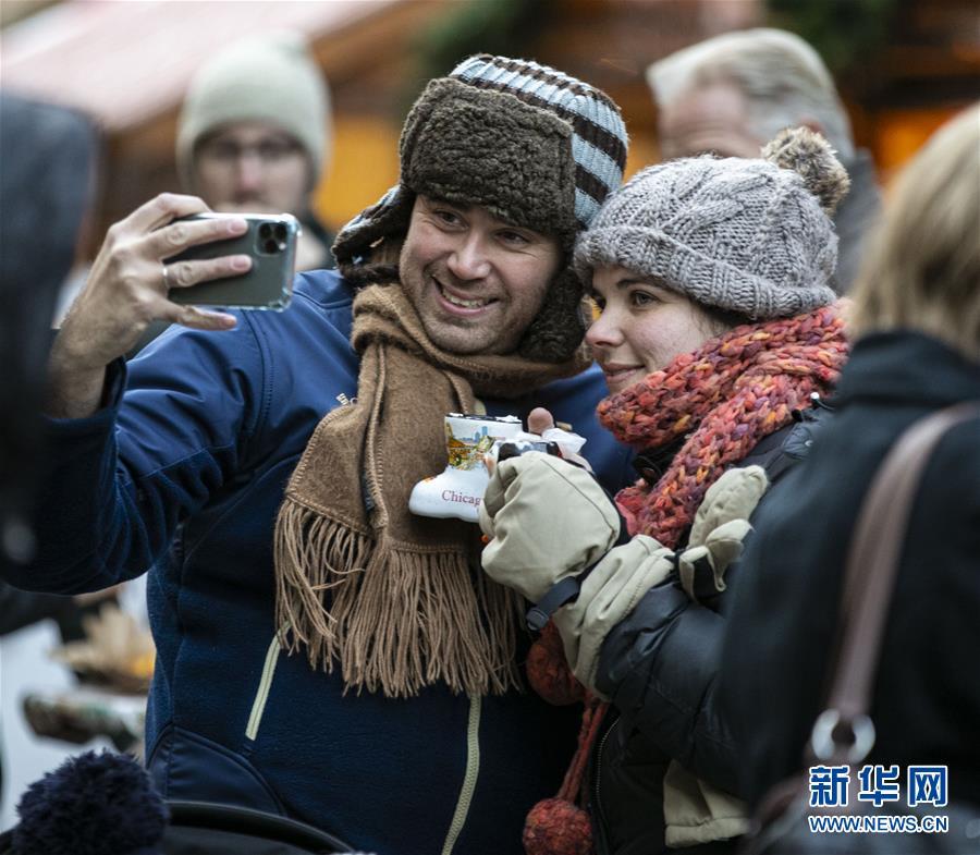 「新华网」芝加哥圣诞市场开放