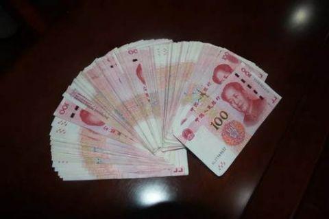 深夜他们在atm机旁捡到10000元现金