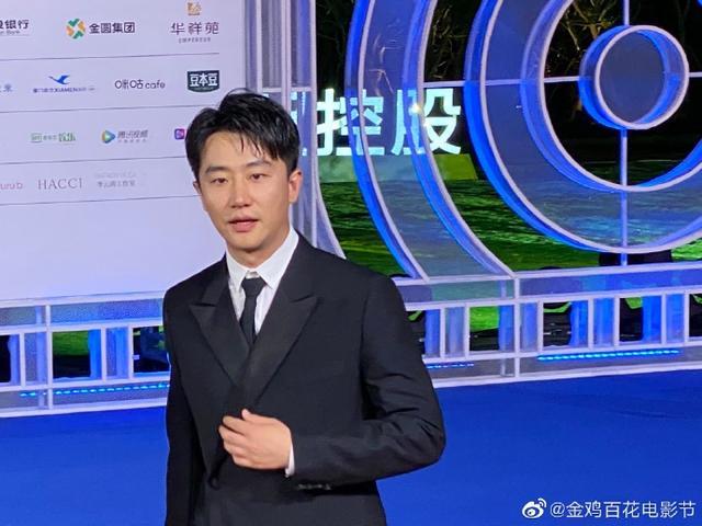 「上游新闻」众星璀璨！逾600明星大腕踏上金鸡百花电影节闭幕红毯，生图确实能打