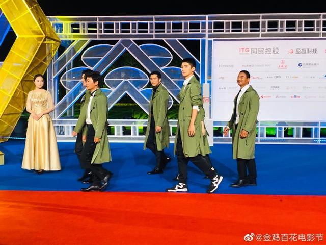 「上游新闻」众星璀璨！逾600明星大腕踏上金鸡百花电影节闭幕红毯，生图确实能打
