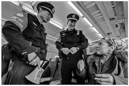 【法制日报】“小喇叭”不离身的铁警老高