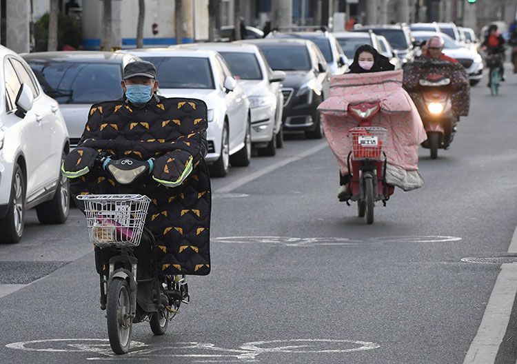 [新京报]大风吹晴天空吹来寒意 北京大风和寒潮蓝色预警中