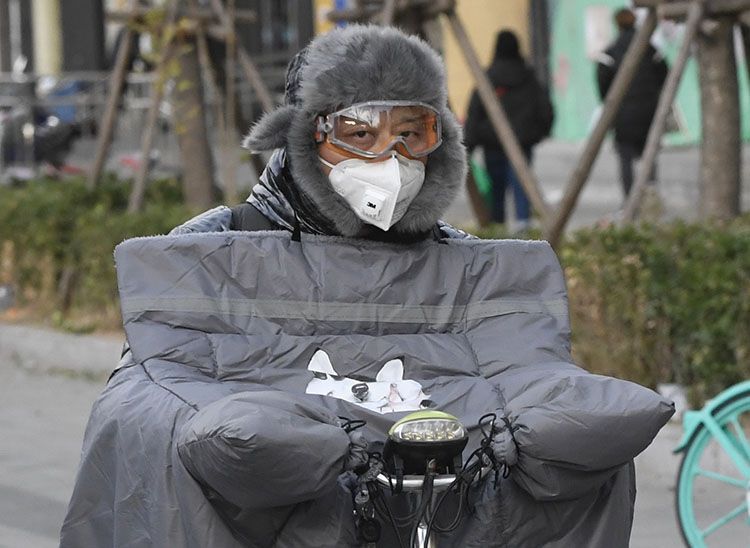 [新京报]大风吹晴天空吹来寒意 北京大风和寒潮蓝色预警中