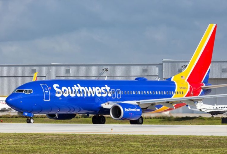 海外网：美国西南航空一员工边除冰边跳舞 一扫乘客心中阴霾（图）