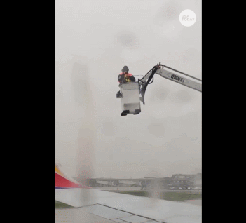 海外网：美国西南航空一员工边除冰边跳舞 一扫乘客心中阴霾（图）