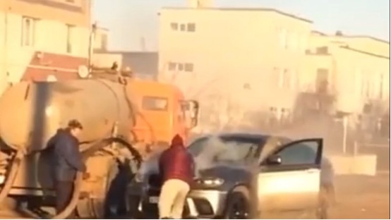 「海外网」一次“有味”的灭火！俄私家车当街起火 赶来帮忙的居然是它