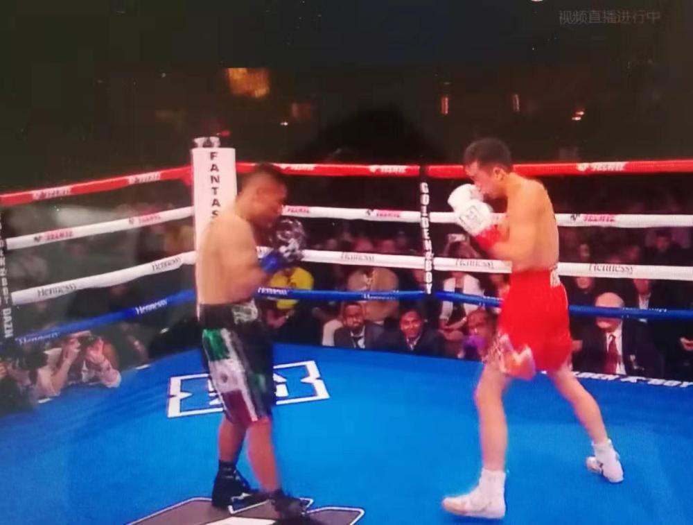 「新华社」快讯：徐灿卫冕WBA羽量级世界拳王头衔