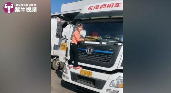 扬子晚报■95后姑娘开12米长货车跑长途:为了生活也为了爱情