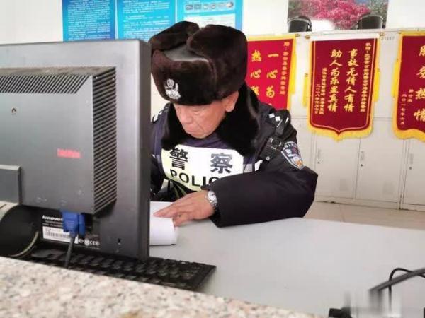 光明网：以山为名，与山为伴，他是大山深处的一抹红