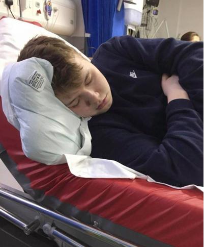 海外网：励志！22岁英国青年曾中风后写下自救字条 现成为一名医生