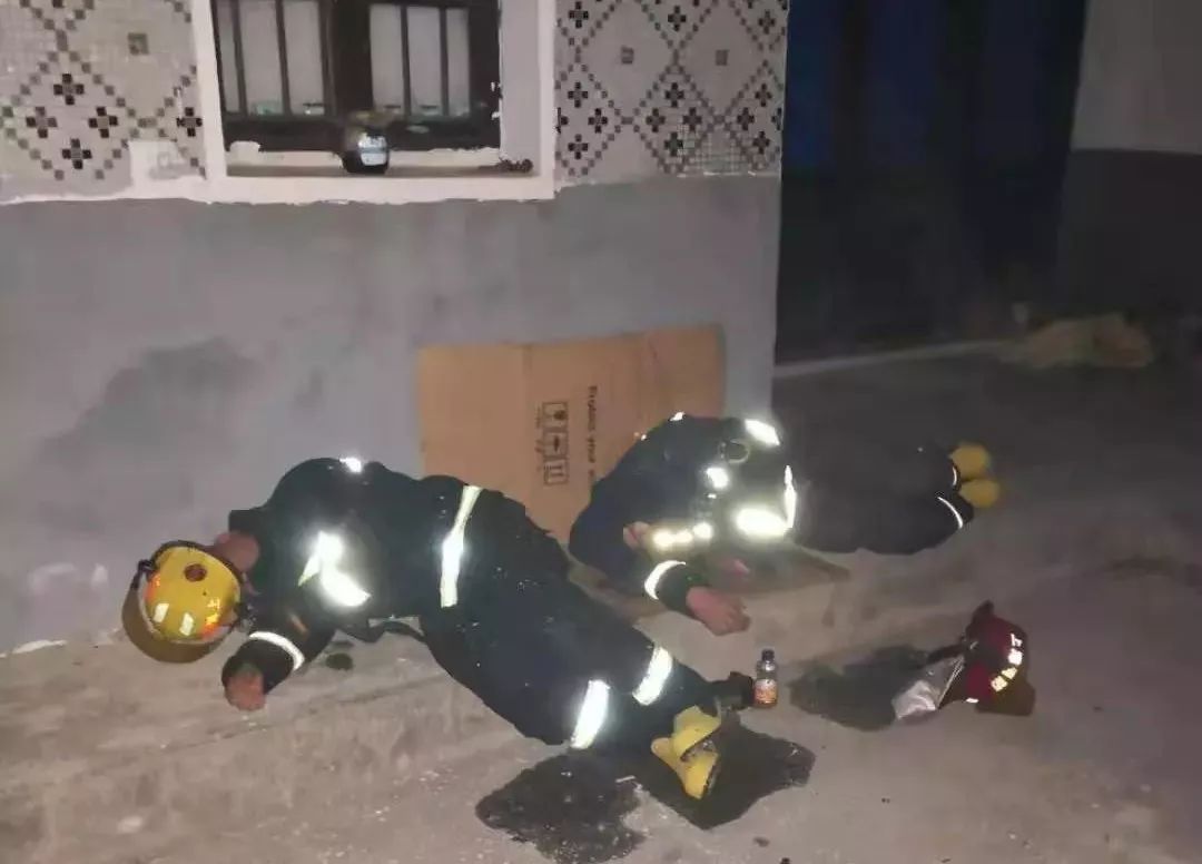 夜晚,附近居民打开门亮起灯,邀请消防员到家中休息.