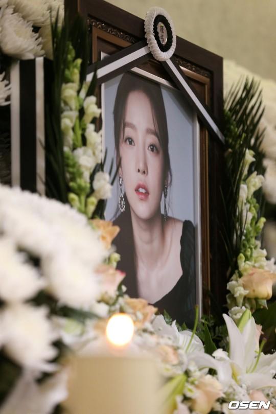 具荷拉粉丝吊唁灵堂现场公开 悲伤送别故人祈求冥福