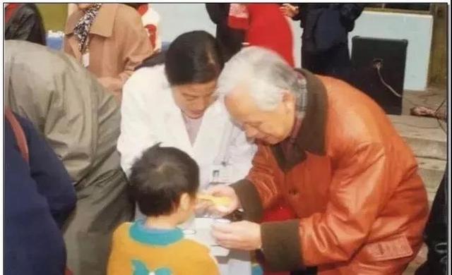 [光明网]以子试“毒”，他用一颗糖丸拯救了整整三代中国人