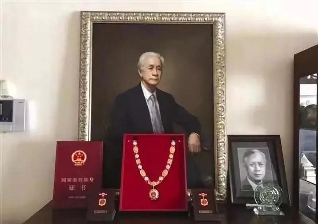 [光明网]以子试“毒”，他用一颗糖丸拯救了整整三代中国人