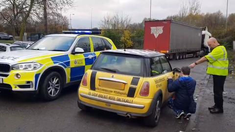 【海外网】反脱欧标语违法？英国男子被警察命令移除车贴