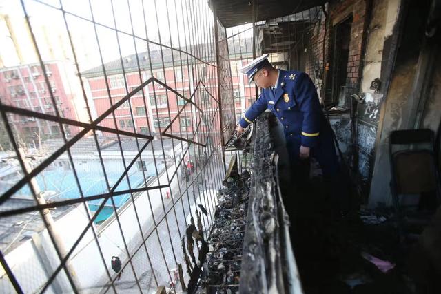 「新京报」西城居民楼起火调查进展：不排除弱火源致燃